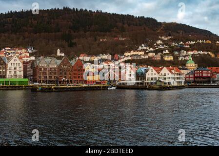 Ein beliebtes Touristenziel der Hafen von Bergen in Norwegen während der Covid-19-Epidemie 2020 Osterzeit. Fløyen Berg kann hinter gesehen werden. Stockfoto