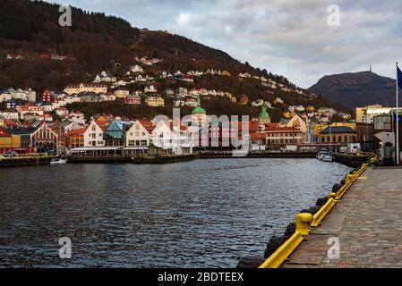 Ein beliebtes Touristenziel der Hafen von Bergen in Norwegen während der Covid-19-Epidemie 2020 Osterzeit. Fløyen Berg kann hinter gesehen werden. Stockfoto