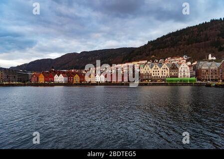 Ein beliebtes Touristenziel Bryggen ein Weltkulturerbe UNESCO in Bergen, Norwegen während der covid-19 Epidemie 2020 Osterzeit. Stockfoto
