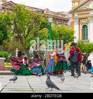 Indigene Quechua-Leute auf dem Hauptplatz der Plaza Murillo unterhalten sich in La Paz, Bolivien. Stockfoto