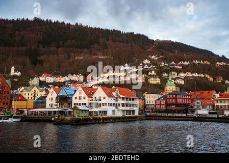 Ein beliebtes Touristenziel der Hafen von Bergen in Norwegen während der Covid-19-Epidemie 2020 Osterzeit. Fløyen Berg kann hinter gesehen werden. Stockfoto