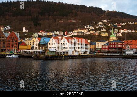 Ein beliebtes Touristenziel der Hafen von Bergen in Norwegen während der Covid-19-Epidemie 2020 Osterzeit. Fløyen Berg kann hinter gesehen werden. Stockfoto