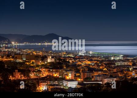 Blick auf die Bucht von Tigullio bei Nacht - Chiavari, Lavagna und Sestri Levante - Ligurisches Meer - Italien Stockfoto