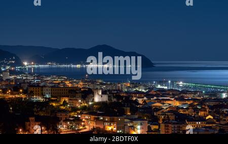 Blick auf die Bucht von Tigullio bei Nacht - Chiavari, Lavagna und Sestri Levante - Ligurisches Meer - Italien Stockfoto