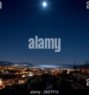 Blick auf die Bucht von Tigullio bei Nacht - Chiavari, Lavagna und Sestri Levante - Ligurisches Meer - Italien Stockfoto