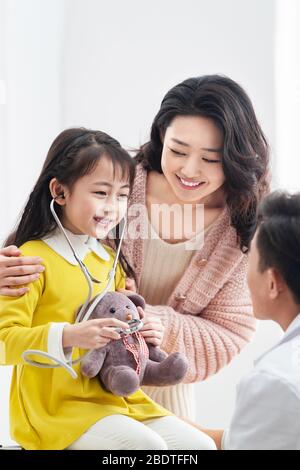Junge Mütter mit Kindern sehen einen Arzt Stockfoto