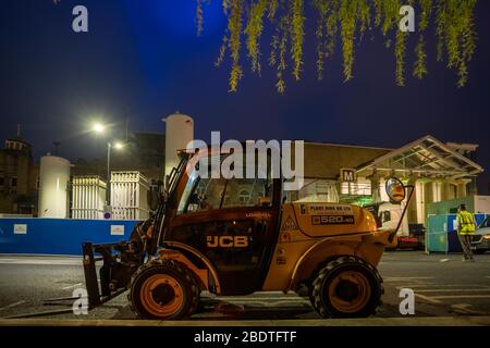 Harrogate, North Yorkshire, Großbritannien. April 2020. Das Harrogate Convention Center ist blau beleuchtet, um den NHS zu feiern. Das Conventino Centre wird derzeit in ein Nightingale Hospital für Yorkshire und Humber umgewandelt. Harrogate, Großbritannien. April 2020. Harrogate, North Yorkshire, Großbritannien. Kredit: Lichtfotografie / Alamy Live News. Kredit: Gefangen Licht Fotografie Limited / Alamy Live News Stockfoto