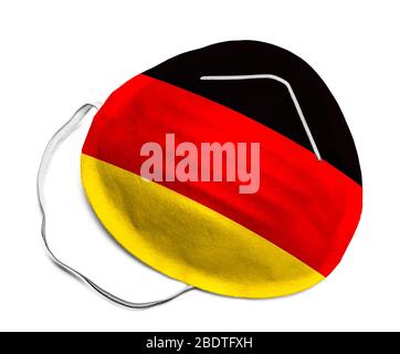 N95 Medizinische Maske mit deutscher Flagge isoliert auf weißem Hintergrund. Stockfoto