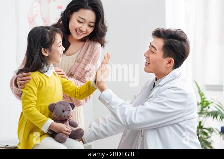 Junge Mütter mit Kindern sehen einen Arzt Stockfoto