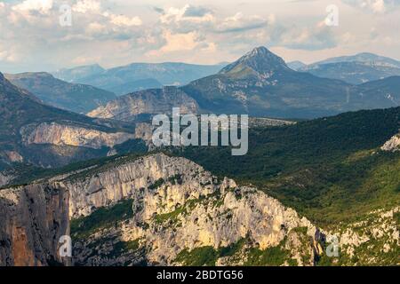 Berglandschaft von der Falaise de l'Escalès bei Verdon-Schlucht, Provence-Alpes-Côte d'Azur, Frankreich Stockfoto