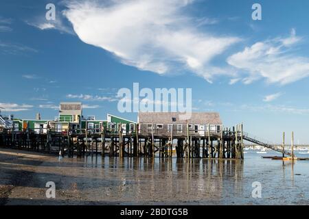 Historischer alter Pier am Provincetown Hafen, der sich bei Ebbe am Cape Cod widerspiegelt Stockfoto