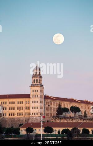 April 2020: Supermoon hellt den Himmel von Istanbul am 7. April 2020 auf. Ein Supermond ist ein Vollmond, der fast mit der nächsten Entfernung übereinstimmt, die der Mond in seiner elliptischen Umlaufbahn zur Erde erreicht, was zu einer größeren als üblichen sichtbaren Größe der Mondscheibe führt, wie sie von der Erde aus gesehen wird. Selimiye Barracks, ist ein türkisches Armeekasernen Uskudar-Viertel, im Vordergrund. Credit: Tolga Ildun/ZUMA Wire/Alamy Live News Stockfoto