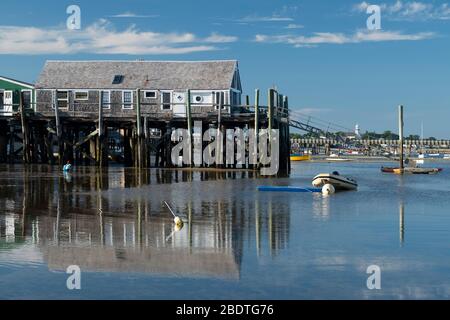 Historischer alter Pier am Provincetown Hafen, der sich bei Ebbe am Cape Cod widerspiegelt Stockfoto