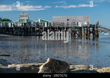 Historischer alter Pier am Provincetown Hafen, der sich bei Ebbe am Cape Cod widerspiegelt Stockfoto