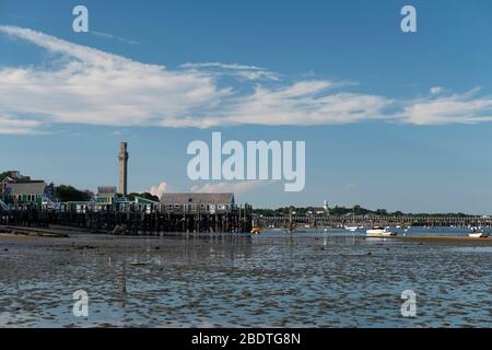 Historischer alter Pier am Provincetown Hafen, der sich bei Ebbe am Cape Cod widerspiegelt Stockfoto