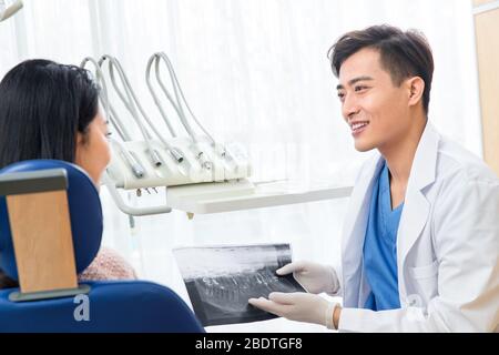 Der Zahnarzt spricht mit jungen Patientinnen Stockfoto