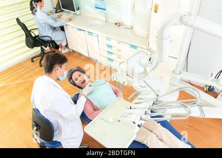 Die zahnärztliche Behandlung für Patienten Stockfoto
