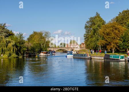 Blick auf Boote mit Wasserbewehrung und die Bögen der Abingdon Bridge über die Themse in Abingdon-on-Thames, Oxfordshire, Südostengland, Großbritannien