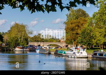 Blick auf Boote mit Wasserbewehrung und die Bögen der Abingdon Bridge über die Themse in Abingdon-on-Thames, Oxfordshire, Südostengland, Großbritannien Stockfoto