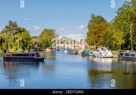 Blick auf Boote mit Wasserbewehrung und die Bögen der Abingdon Bridge über die Themse in Abingdon-on-Thames, Oxfordshire, Südostengland, Großbritannien Stockfoto