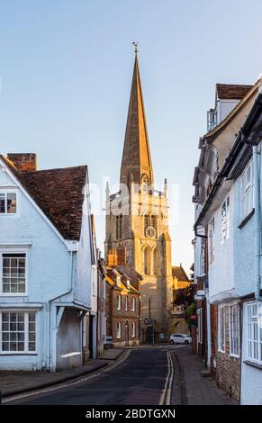 Blick auf die St Helen's Church entlang der East t St Helen Street, Abingdon-on-Thames, Oxfordshire, Südostengland, Großbritannien, in sanftem Licht am späten Nachmittag Stockfoto