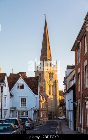 Blick auf die St Helen's Church entlang der East t St Helen Street, Abingdon-on-Thames, Oxfordshire, Südostengland, Großbritannien, in sanftem Licht am späten Nachmittag Stockfoto