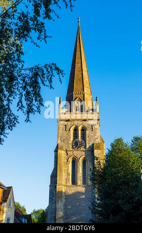 Blick auf die St Helen's Church entlang der West St Helen Street, Abingdon-on-Thames, Oxfordshire, Südostengland, Großbritannien, in weichem Licht am späten Nachmittag Stockfoto