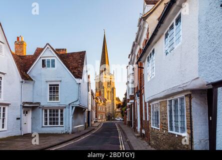 Blick auf die St Helen's Church entlang der East t St Helen Street, Abingdon-on-Thames, Oxfordshire, Südostengland, Großbritannien, in sanftem Licht am späten Nachmittag Stockfoto