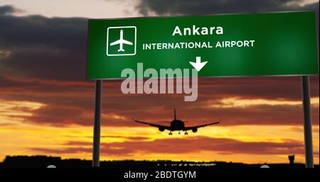 Flugzeug Silhouette Landung in Ankara, Türkei. Ankunft in der Stadt mit Schild in Richtung Flughafen und Sonnenuntergang im Hintergrund. Reise- und Transportkonzept Stockfoto