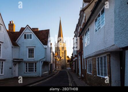 Blick auf die St. Helen's Church entlang der East St Helen Street, Abingdon-on-Thames, Oxfordshire, Südostengland, Großbritannien im weichen späten Nachmittagslicht Stockfoto