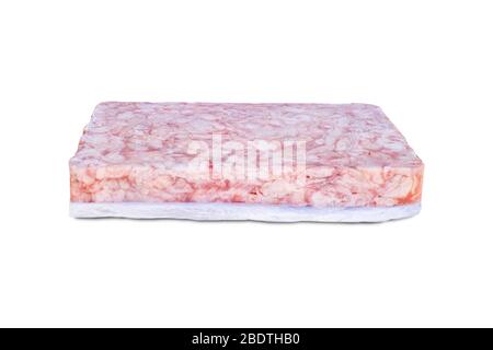 Rohes gefrorenes Hähnchenfell Polyblock.Rohes Hähnchenfleisch gefrorenen Polyblock. Rohes gefrorenes Hühnchen Brikett. Nahaufnahme der Hühnerhaut.isoliert. Stockfoto