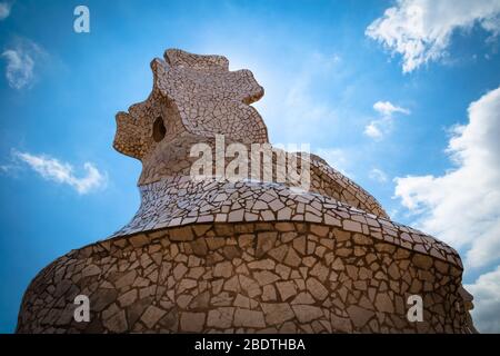 Oberlichter/Treppenausgang auf dem Dach der Casa Mila, Barcelona, Spanien. Stockfoto