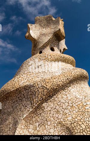 Oberlichter/Treppenausgang auf dem Dach der Casa Mila, Barcelona, Spanien. Stockfoto