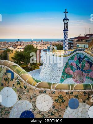 Terrassenwand im Parc Güell, Barcelona, Spanien. Stockfoto