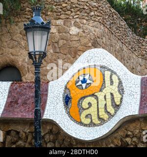 Teil des dekorativen gefliesten Namensschilds im Parc Güell, Barcelona, Spanien. Stockfoto