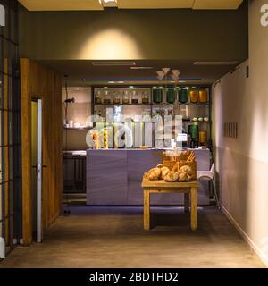 Shop und Café in Barcelona, Spanien. Stockfoto