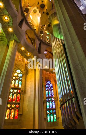 Innenansicht der Basilika La Sagra Familia mit Licht aus den Glasfenstern, die sich in den Orgelpfeifen spiegeln. Stockfoto