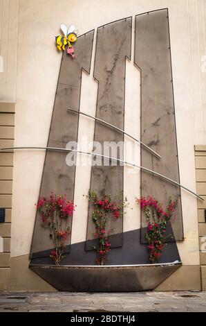 Blumenschmuck an der Wand außerhalb des Centre de la Imatge im Palau de la Virreina, La Rambla, Barcelona. Stockfoto