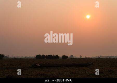 Ruhige Landschaft von Ban Kiat Ngong Feuchtgebiete, grünen Wald und Sonnenaufgang in der Nähe von Pakse, Champasak, Laos Stockfoto