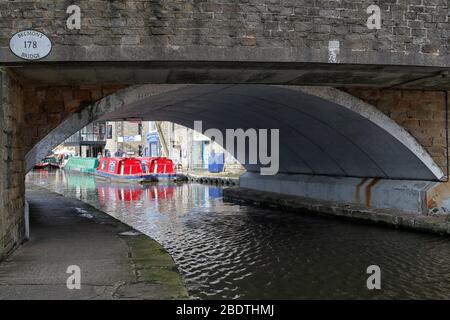 Belmont Bridge überspannt den Leeds und Liverpool Kanal bei Skipton 15-03-2020 Stockfoto