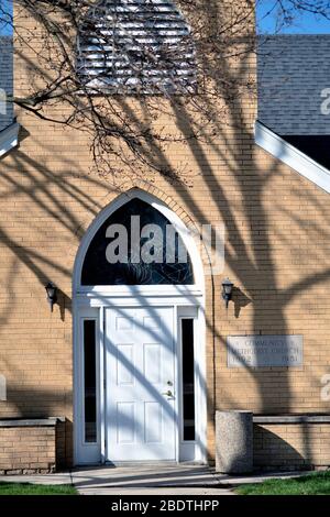South Elgin, Illinois, USA. Ein Gemeindegrund-Kirche Eingang leer von Menschen an einem Sonntagmorgen während der Reaktion auf die Coronavirus-Pandemie. Stockfoto