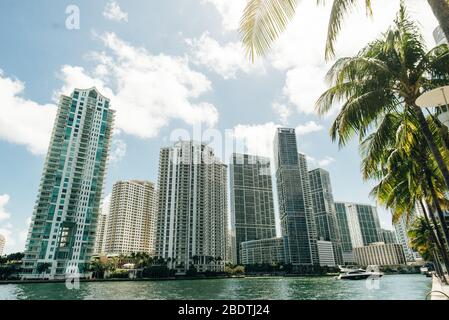 Downtown Miami entlang der Miami River Inlet mit Brickell Key im Hintergrund und Yacht Kreuzfahrt vorbei Stockfoto