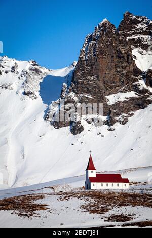 Die rot-überdachte Reyniskyrka-Kirche in Vik im Schnee, Island Stockfoto