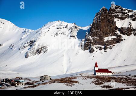 Die rot-überdachte Reyniskyrka-Kirche in Vik im Schnee, Island Stockfoto