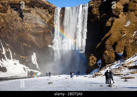 Skogafoss Wasserfall im Südwesten Islands mit einem Regenbogen Stockfoto