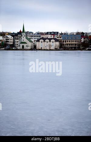 Tjornin Lake im Winter in Reykjavik, Island, gefroren Stockfoto