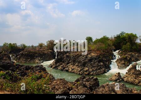 Li Phi fällt auf dem Mekong River. Berühmte Landschaft im Mekong-Flussdelta, 4000 Inseln, Champasak, Laos. Stockfoto