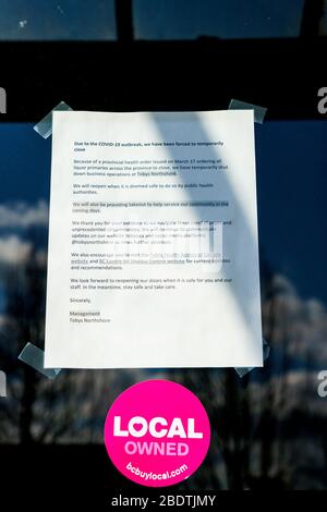 N. Vancouver, Kanada - 7. April 2020: Covid-19 Schließungsmitteilung an der Tür von Toby's Northshore Restaurant während der Coronavirus-Pandemie Stockfoto