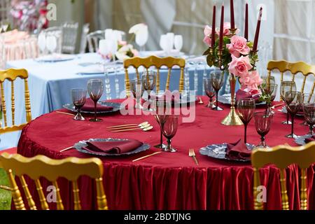 Eine Gruppe von rosa Blumen auf einem Tisch Stockfoto