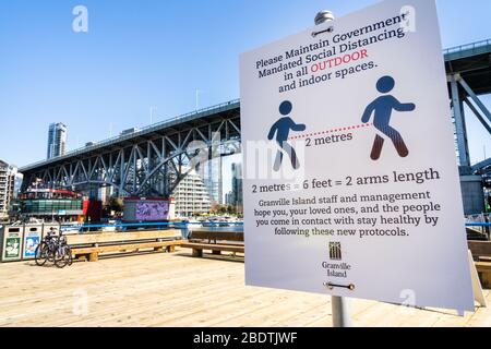 Vancouver, Kanada - 7. Apr 2020: Leerer Innenhof auf Granville Island während der Coronavirus-Pandemie Stockfoto